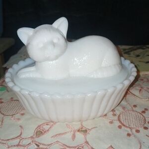 Westmoreland Milk Glass Kitty On Nest